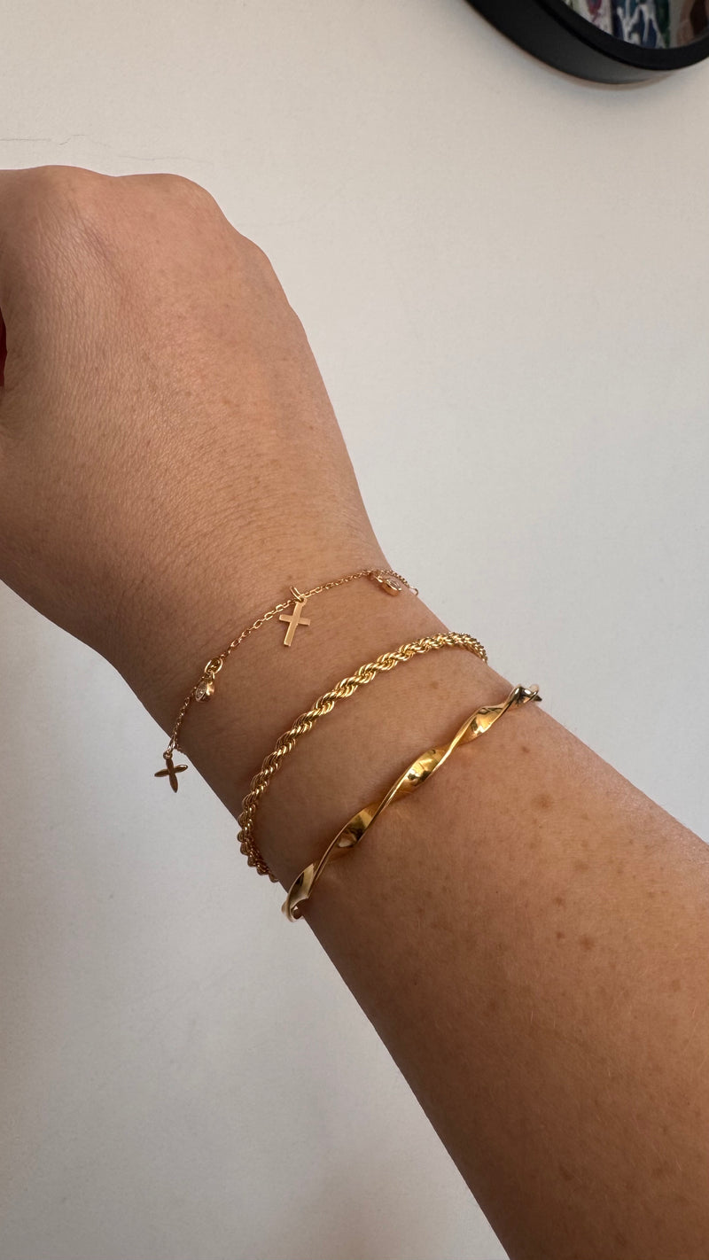 PULSEIRA COM PINGENTES DE CRUZ E CRISTAIS